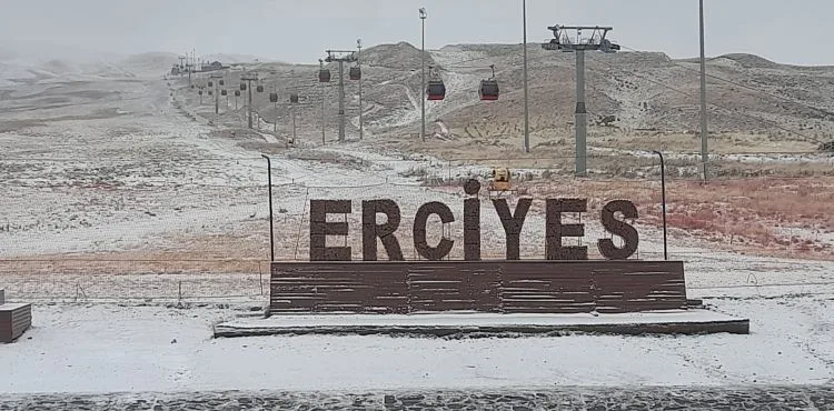 Erciyes Dağı beyaza büründü
