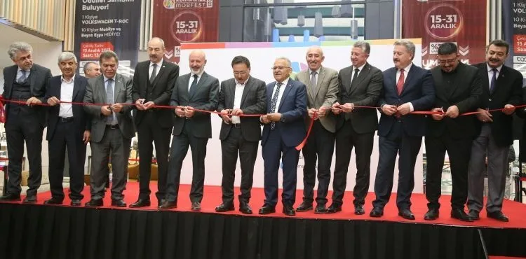 VALİ ÇİÇEK VE BAŞKAN BÜYÜKKILIÇ, KUMSMALL MOBİLYA İNDİRİM FESTİVALİ’NE KATILDI