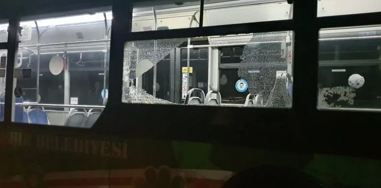 Silahlı maganda yoldan geçen araçlara ateş ediyor