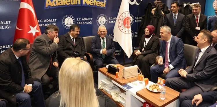 BAŞKAN BÜYÜKKILIÇ’A KARİYER FUARINDA GENÇLERDEN SAMİMİ VE YOĞUN İLGİ