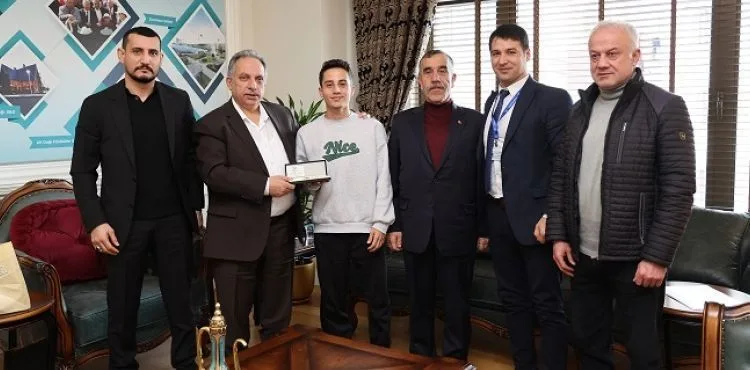 BAŞKAN YALÇIN TÜRKİYE 2.Sİ BOKSÖRÜ AĞIRLADI