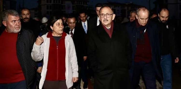 DEPREMZEDE KADINLARIN İSTEĞİNİ GERİ ÇEVİRMEDİ