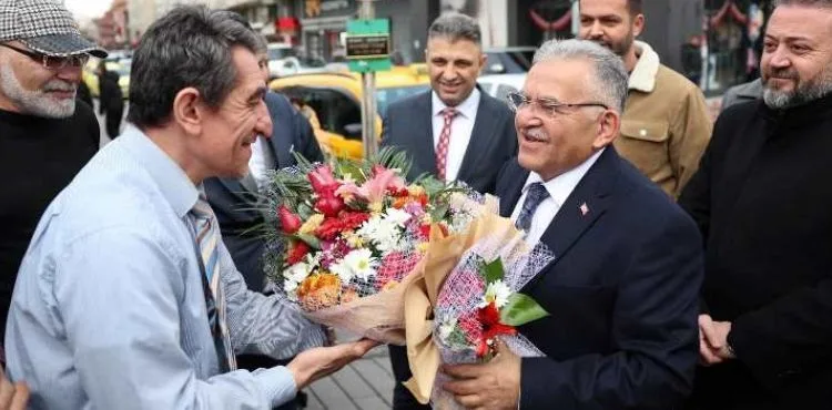YERALTI ÇARŞISI ESNAFINDAN BAŞKAN BÜYÜKKILIÇ’A ÇİÇEKLİ KARŞILAMA