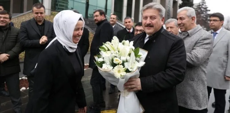 TEKRAR ADAY OLAN BAŞKAN PALANCIOĞLU’NA, PERSONELİNDEN TEBRİK