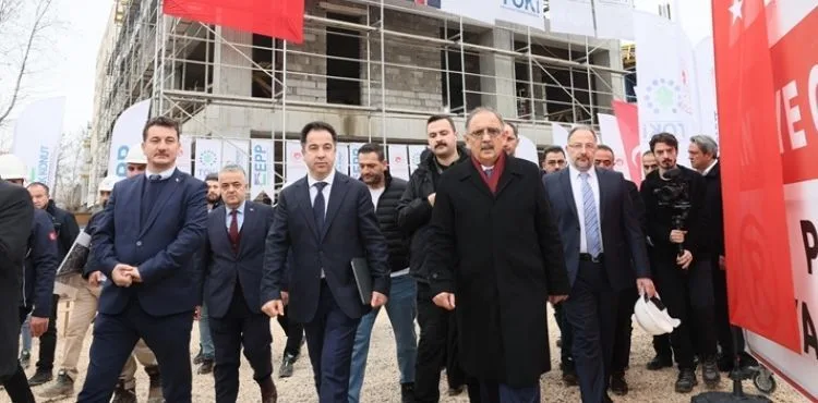 BAKAN ÖZHASEKİ ADIYAMAN’DA ‘YERİNDE DÖNÜŞÜM’ PROJESİYLE YAPILAN EVİ GEZDİ
