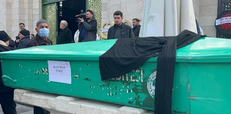 Karnından silahla vurularak öldürülen genç bugün defnedildi