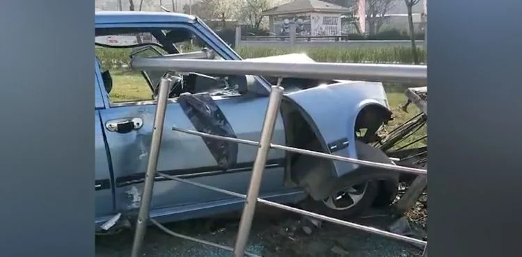 Otomobil tramvay yolunun bariyerlerine çarptı: 1 yaralı
