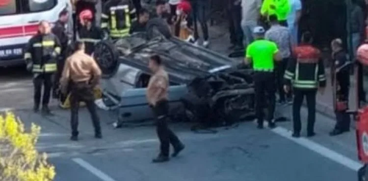 Refüje çarpıp takla atan otomobildeki 2 yaralı hayatını kaybetti