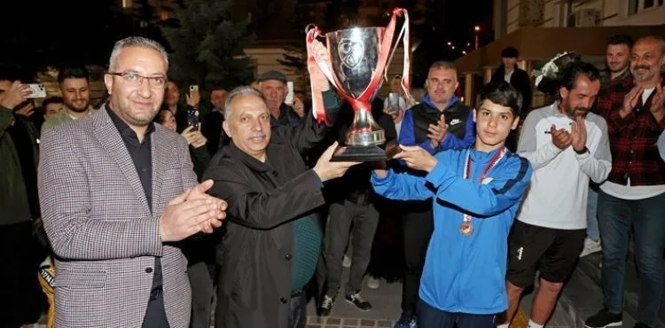 TALAS SPORCU FABRİKASI GÖĞÜS KABARTIYOR
