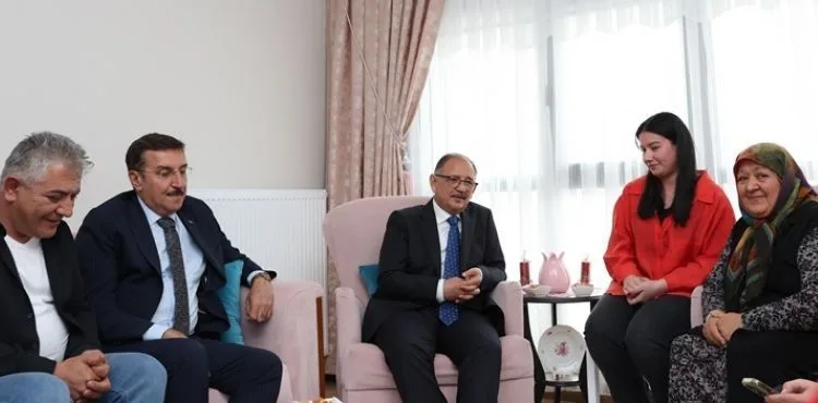 BAKAN MEHMET ÖZHASEKİ, MALATYALI DEPREMZEDE ÖZGÜR AİLESİNE MİSAFİR OLDU