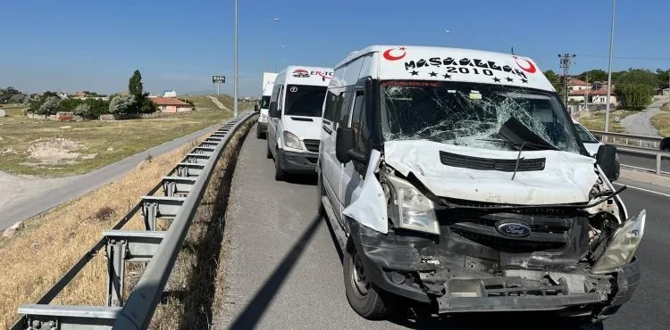 TIR, işçi servisi ve kamyonet çarpıştı: 10 yaralı