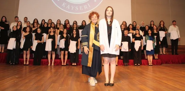NNYÜ SAĞLIK BİLİMLERİ FAKÜLTESİ’NDE “ÖNLÜK GİYME VE IŞIK ALMA” HEYECANI