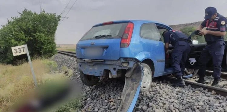 Tren yoluna giren otomobilin sürücüsü yaşamını yitirdi