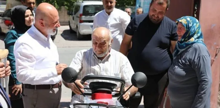 BAŞKAN ÇOLAKBAYRAKDAR, ENGELLİ AİLEYE AKÜLÜ ARAÇ HEDİYE ETTİ