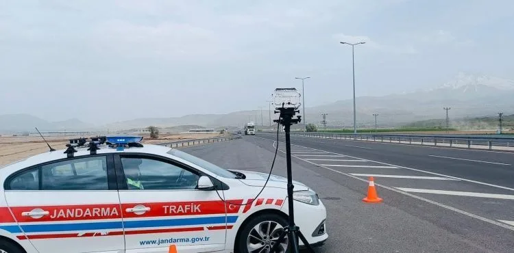 Kayseri'de hız ihlallerine karşı yoğun trafik denetimi: 7 ayda 12 milyon lira ceza uygulandı