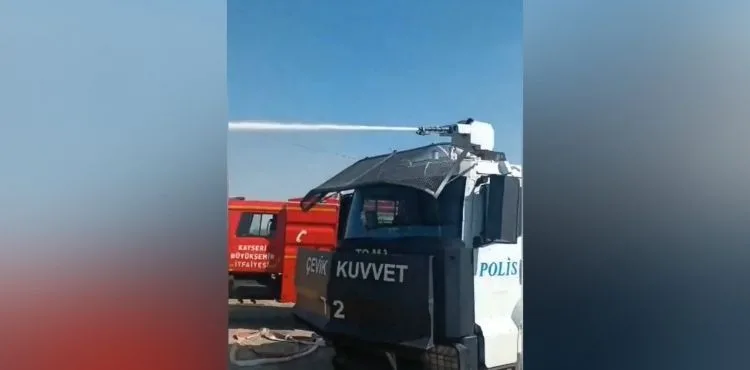 Yangına ekiplerden TOMA’yla müdahale