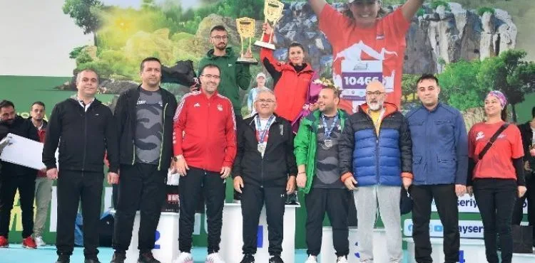 BAŞKAN BÜYÜKKILIÇ, ULUSLARARASI KAYSERİ YARI MARATONU’NDA DERECEYE GİRENLERE ÖDÜLLERİNİ VERDİ