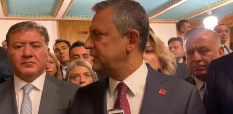 Özgür Özel'den 'Ayağa kalkma' yanıtı