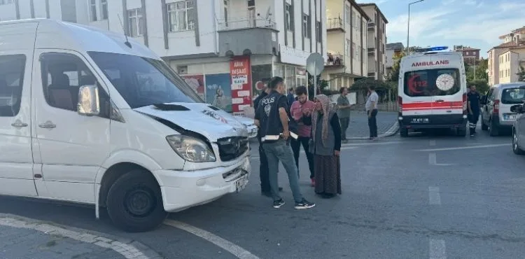 Otomobil ile minibüs çarpıştı: 7'si öğrenci 8 yaralı