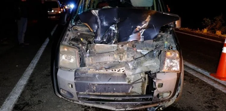 Kayseri'de hafif ticari araç, traktöre çarptı: 2 yaralı