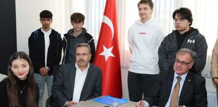 BAŞKAN ÖZDOĞAN’DAN BAŞARILI YKS ÖĞRENCİLERİNE ALTIN HEDİYESİ
