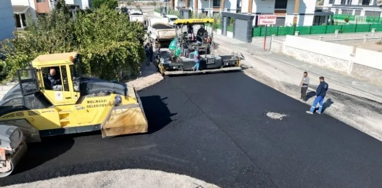 MELİKGAZİ BELEDİYESİ ERENKÖY MAHALLESİ’NDE ASFALT VE ÇEVRE DÜZENLEME ÇALIŞMASI GERÇEKLEŞTİRDİ