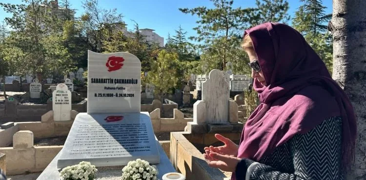 Azerbaycanlı Eğitim Müsteşarı Nesibova, Çakmakoğlu’nun kabrini ziyaret etti