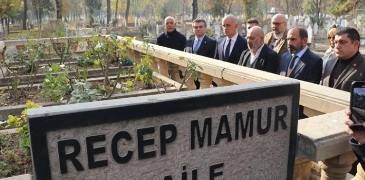 TFF Başkanı Hacıosmanloğlu'ndan, Recep Mamur'un kabrine ziyaret