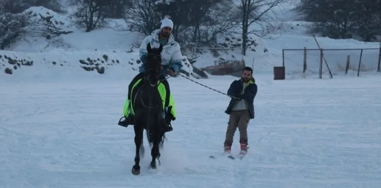 Kayseri'de kar üzerinde atlı kayak