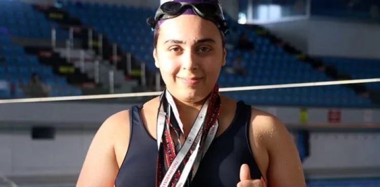 Otizmli Elçin, yüzmede yarıştığı 6 kategoride Türkiye şampiyonu oldu