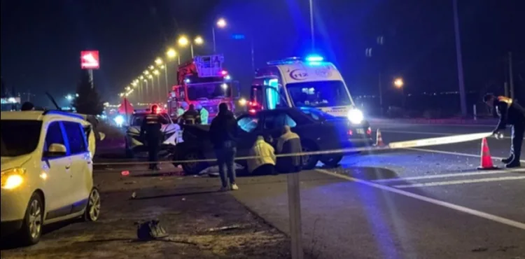 Yol kenarında mola veren hafif ticari araca otomobil çarptı: İki araç arasında sıkışan çocuk öldü, 1 yaralı