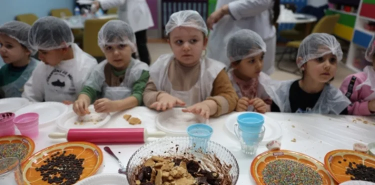 BÜYÜKŞEHİR’İN MİNİKLERE ÖZGÜ KÜTÜPHANESİNDE ‘KURABİYEMİ TASARLIYORUM’ ETKİNLİĞİ