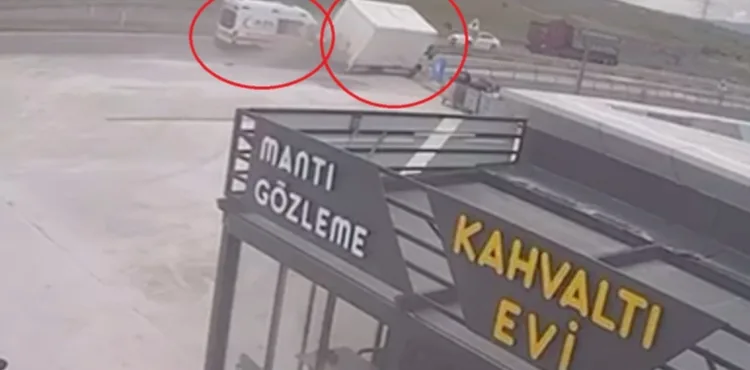 Hasta taşıyan ambulans, kamyonetle çarpıştı: 6 yaralı