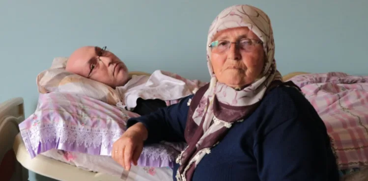 16 yıldır yatağa bağımlı oğluna bakıyor