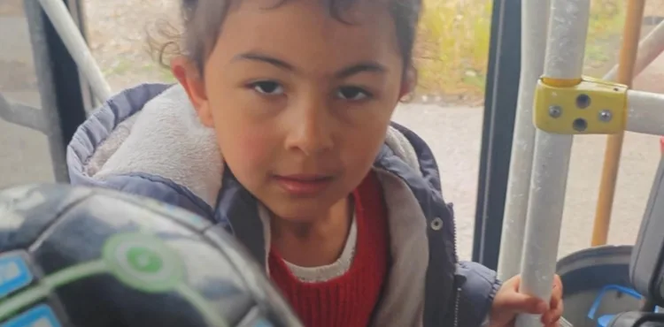Otobüs şoförü, yolda gördüğü çocuğun topunu şişirdi