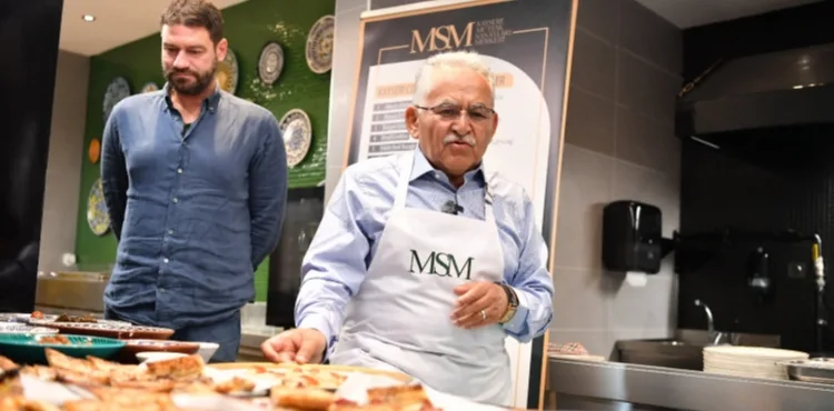 BAŞKAN BÜYÜKKILIÇ ÖNLÜĞÜ GİYDİ, MUTFAĞA GİRDİ, MSM YEMEKLERİNİ TANITTI