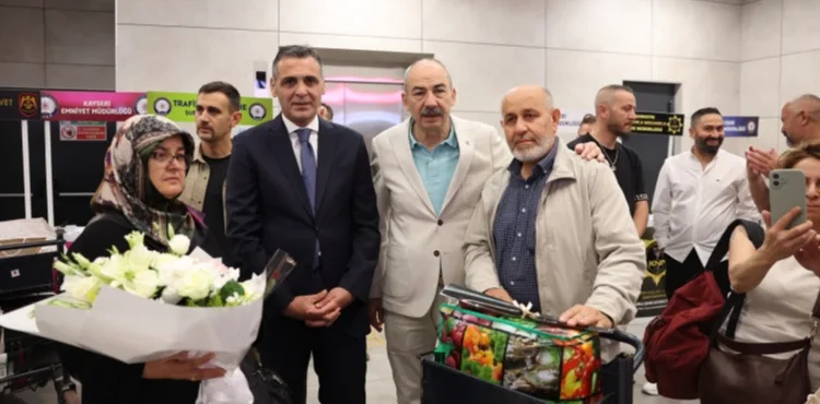 GURBETÇİLERE HAVAALANINDA COŞKULU KARŞILAMA TÖRENİ