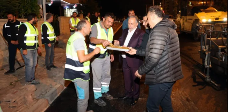 BAŞKAN YALÇIN GECE MESAİSİNDE TALAS’TA ASFALT MESAİSİ ARALIKSIZ SÜRÜYOR