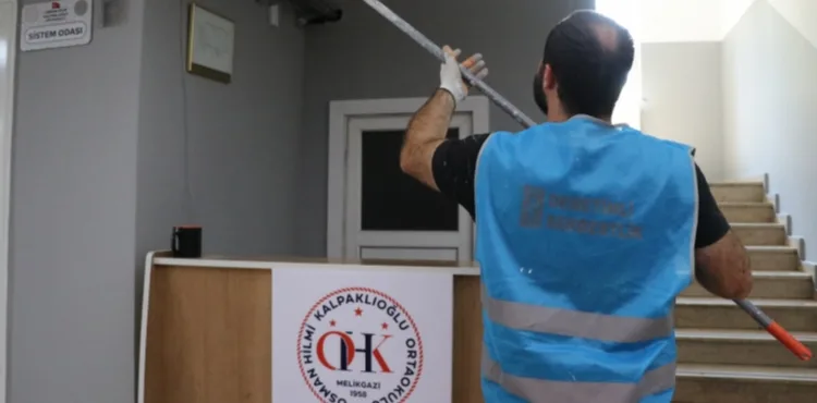 Kayseri'de 18 yükümlü, okulu boya yaparak yeni eğitim yılına hazırladı