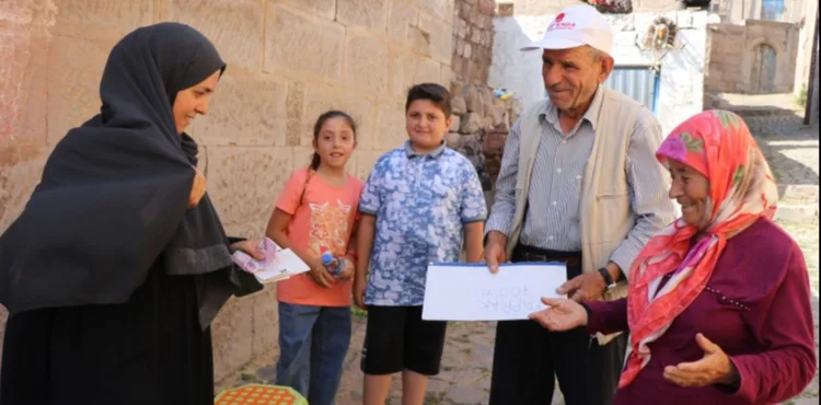 İşitme engelli çift, ürettikleri ürünleri yazdıkları kağıtlarla turistlere satıyor