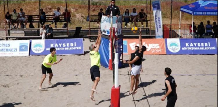 BÜYÜKŞEHİR’İN EN HAVALI VOLEYBOL TURNUVASI’NDA İLK DÜDÜK ÇALDI