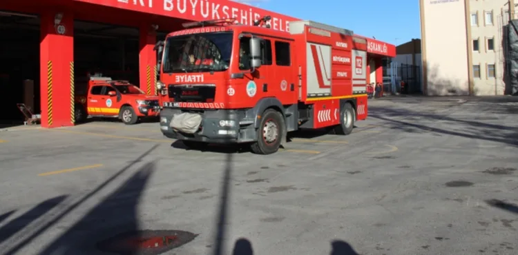 KAYSERİ BÜYÜKŞEHİR İTFAİYESİ, KIRIKKALE’DEKİ KİMYA FABRİKASI YANGININA DESTEK İÇİN HAREKETE GEÇTİ