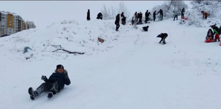 Kayseri'de okullar tatil oldu; Beleş Tepe öğrencilerle doldu