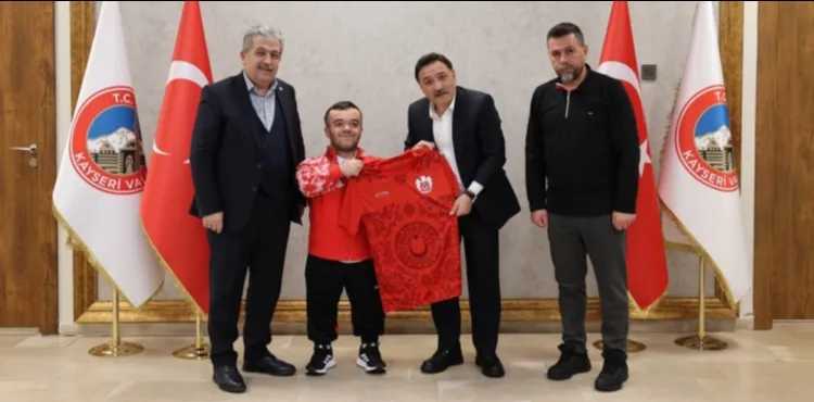 Şampiyon halterciden Vali Çiçek’e ziyaret