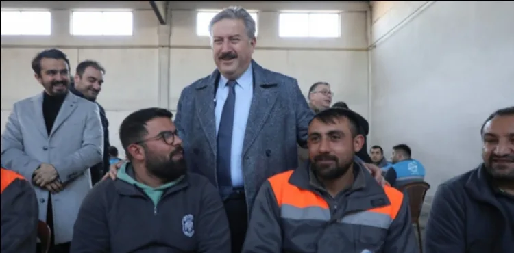 BAŞKAN PALANCIOĞLU TOPLU İŞ SÖZLEŞMESİNİ İŞÇİLERLE KUTLADI