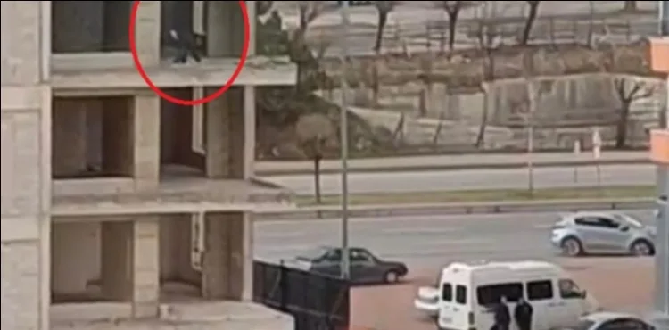 İntihar girişiminde bulunan şahıs, kendisini ikna etmeye çalışanlara taş fırlattı