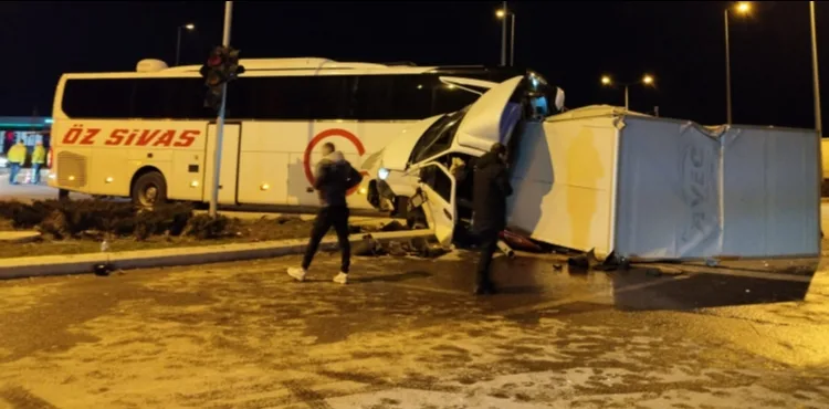 Yolcu otobüsü ile kamyonet çarpıştı: 5 yaralı