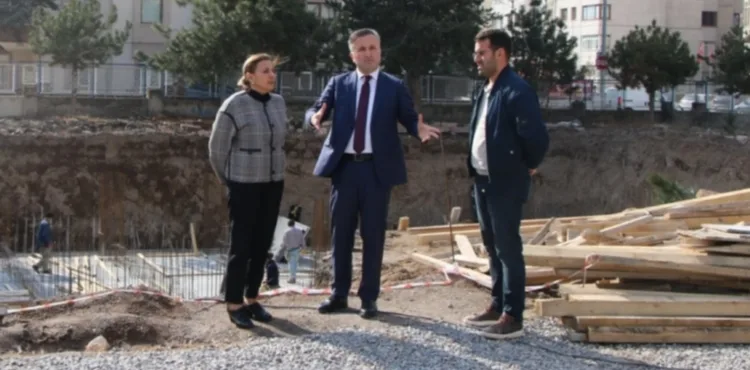 Depremde hasar gördüğü için yıkılan okulların yerine yeni binalar yükseliyor