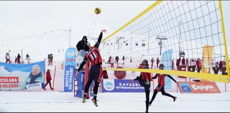 BÜYÜKŞEHİR İLE ERCİYES’TE KAR VOLEYBOLU HEYECANI YAŞANDI