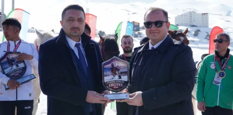 BÜYÜKŞEHİR İLE ERCİYES’TE GELENEKSEL SPOR RÜZGÂRI: KÖKBÖRÜ VE KIZAK ŞAMPİYONASI 5 BİN KİŞİYİ BULUŞTURDU